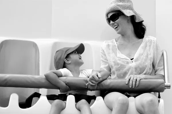 Mãe e criança passeio em passeio de emoção — Fotografia de Stock