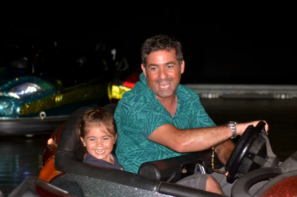 Pai e criança dirigindo um carro pára-choques — Fotografia de Stock