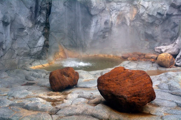 Cachoeira em um cenário rochoso . — Fotografia de Stock