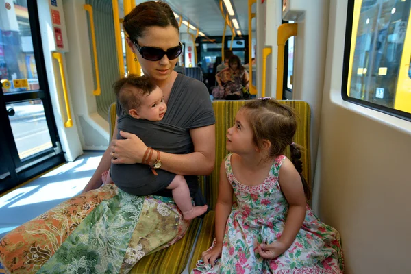 Familienreise auf Goldküste Stadtbahn g — Stockfoto