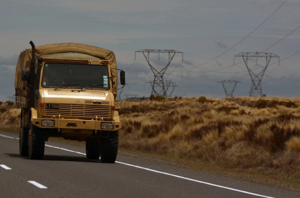 Nova Zelândia veículo do exército unidade na estrada do deserto — Fotografia de Stock