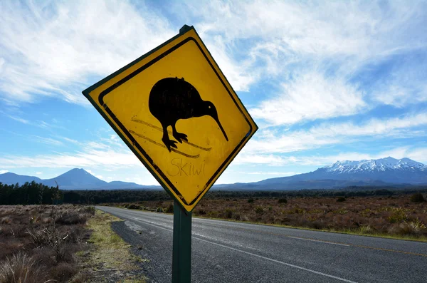 Cuidado con la señal de tráfico Kiwi en el Parque Nacional Tongariro — Foto de Stock