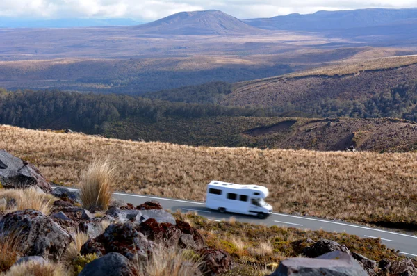 Campravan guidare attraverso il Parco Nazionale del Tongariro — Foto Stock