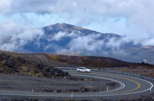 Conducir en coche a través del Parque Nacional Tongariro — Foto de Stock