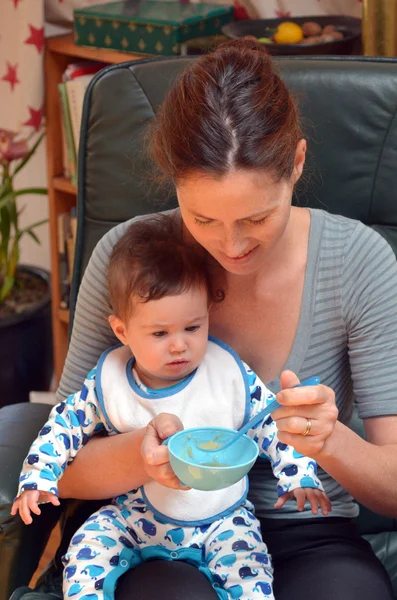 Bebê comendo alimentos pela primeira vez — Fotografia de Stock