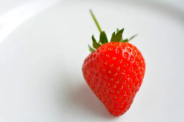 남자 손 보유 한 딸기 — 스톡 사진