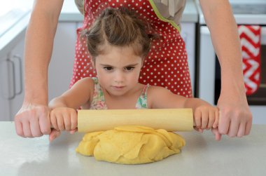 Anne ve çocuk hamur yoğurma