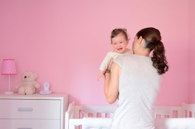 Genç anne bebeği uyku koyar