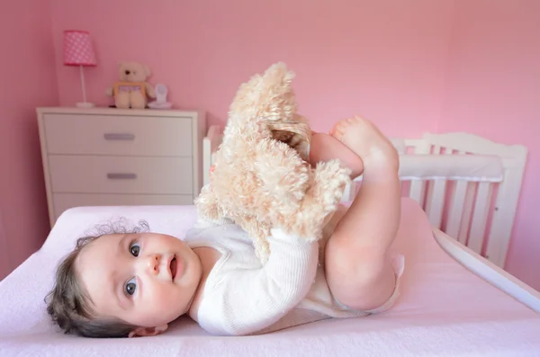 Bebê brinca com brinquedo suave — Fotografia de Stock