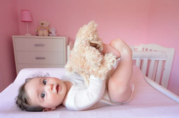 Bébé joue avec le jouet doux — Photo