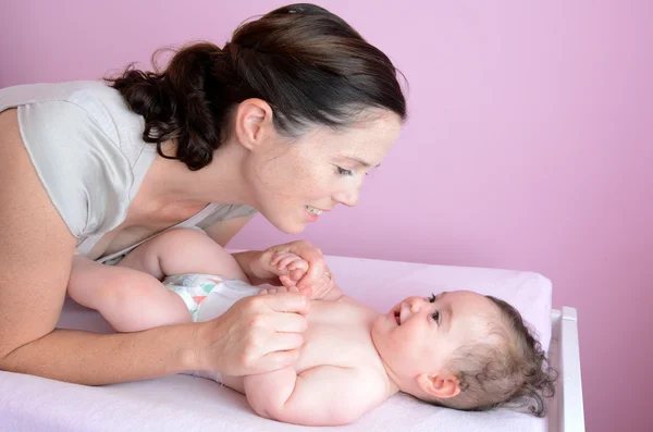 Jovem mãe brinca com seu bebê — Fotografia de Stock