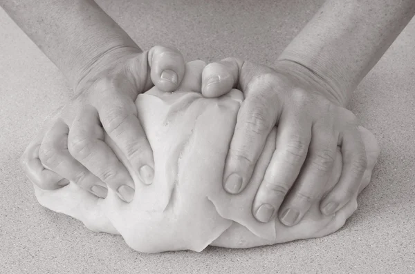 Woman kneading dough — Stock Photo, Image