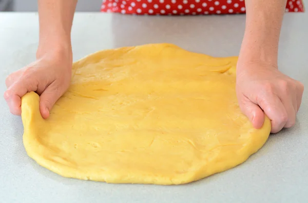 Donna impastando pasta per pizza — Foto Stock