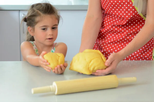 Mother and child kneading dough — Stock Photo, Image
