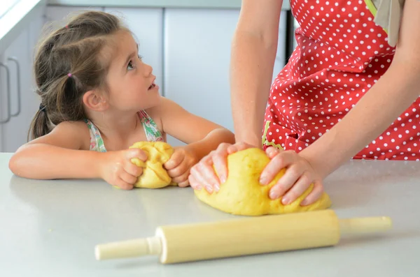 Mutter und Kind kneten Teig — Stockfoto