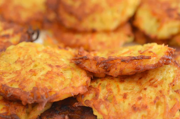 Latkes de pommes de terre - Hanoucca nourriture juive de vacances — Photo