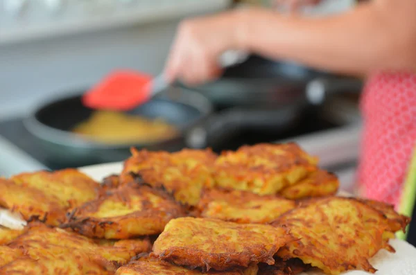 Latkes de batata - Hanukkah Comida de férias judaica — Fotografia de Stock