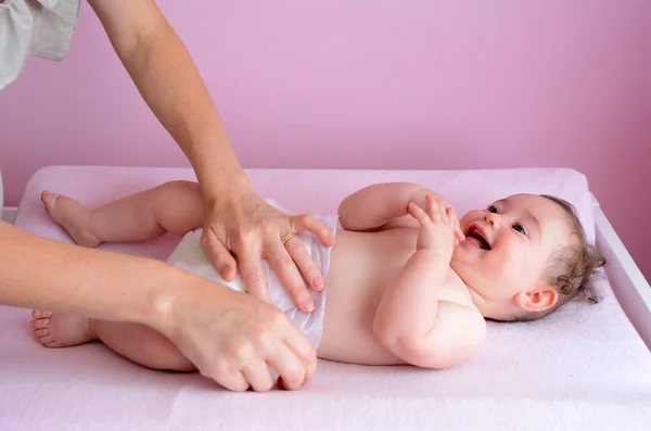 Madre cambia il suo pannolino bambino — Foto Stock