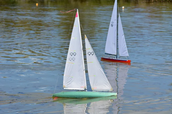 Due Barche Vela Telecomandate Legno Navigano Uno Stagno — Foto Stock