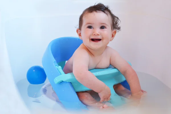 Baby beim Baden — Stockfoto