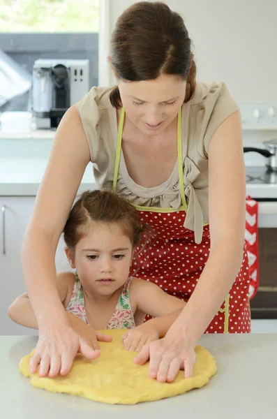 Mutter und Kind kneten Teig — Stockfoto