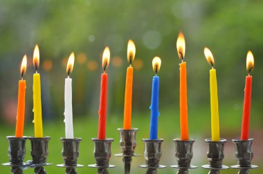 Hanukkah menorah ile mumlar yaktı