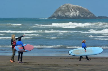 Sörf dersi Muriwai Beach - Yeni Zelanda