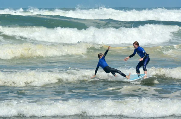 Surfing i Muriwai beach - Nya Zeeland — Stockfoto