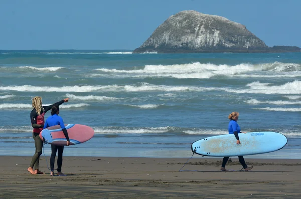 Lekce surfování v Muriwai beach - Nový Zéland — Stock fotografie