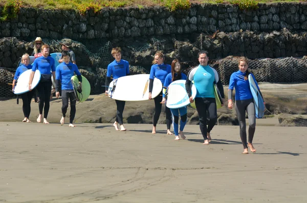 Lekce surfování v Muriwai beach - Nový Zéland — Stock fotografie