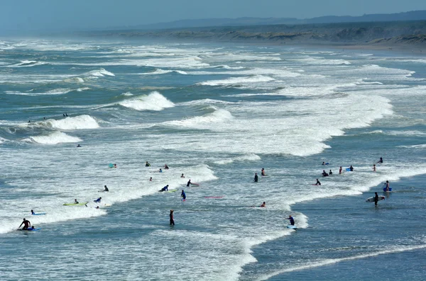 Surfing w Muriwai beach - Nowa Zelandia — Zdjęcie stockowe