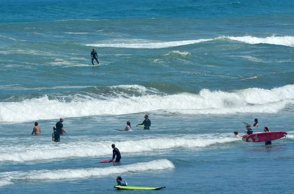Surfing in Muriwai beach - New Zealand — Stock Photo, Image