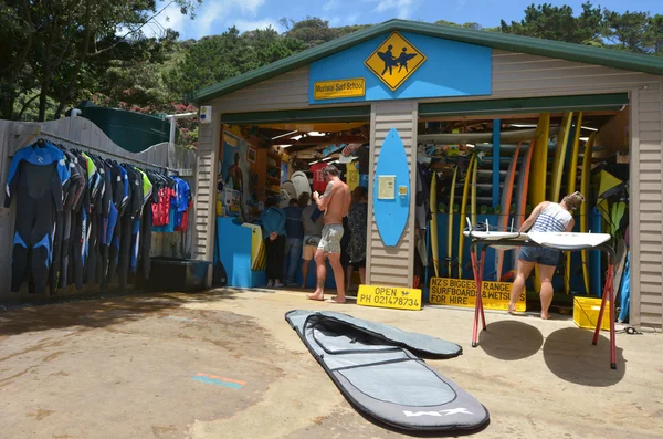 Aula de surf na praia de Muriwai - Nova Zelândia — Fotografia de Stock