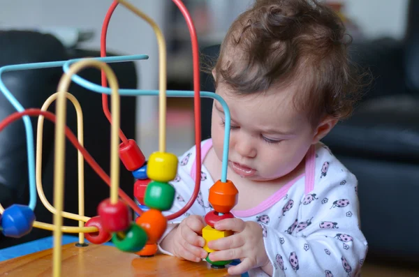 Baby spelen met parel doolhof — Stockfoto