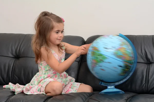 Ricerca ed esame del bambino nel globo — Foto Stock
