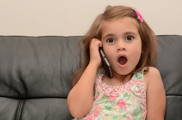Маленькая девочка говорит по телефону — стоковое фото