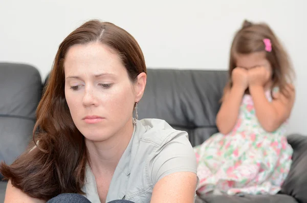 Ledsen mor och dotter — Stockfoto