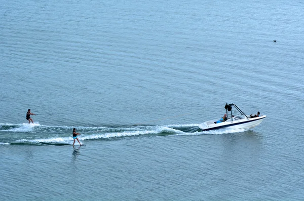 Dos personas esquiando en el agua — Foto de Stock