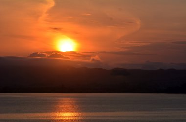Lake Rotorua üzerinde gündoğumu