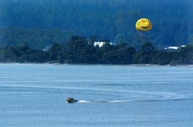 Lake Rotorua Yeni Zelanda üzerinde parasailing