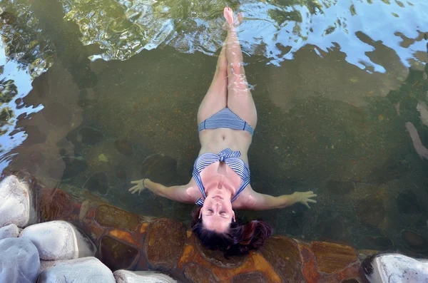 Jovem mulher tendo um spa — Fotografia de Stock