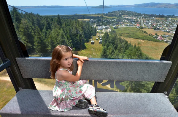 Jovem viagem de menina no Skyline Gondola — Fotografia de Stock