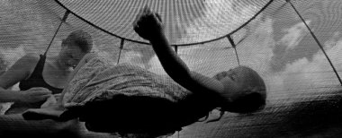 bir trambolin üzerinde atlama üzerinden yaralı çocuk