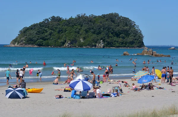 Visitors near Mount Maunganui — Stock Photo, Image