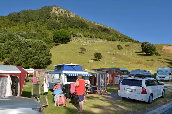 Visitors camping under Mount Maunganui. — Stock Photo, Image