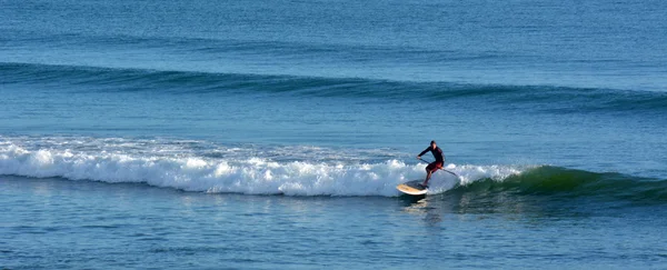 Man surf em stand up pedal board — Fotografia de Stock
