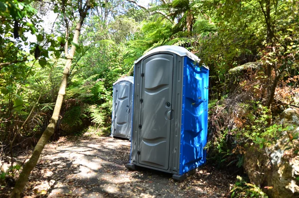 Draagbare toiletten in bos — Stockfoto