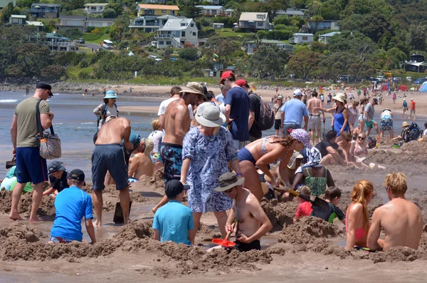 Bezoekers in warm water zwembaden — Stockfoto