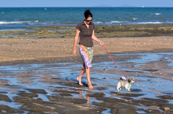 Mujer camina con su cachorro — Foto de Stock