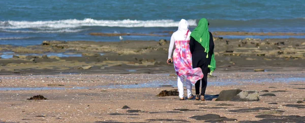 穆斯林妇女在海滩上 — 图库照片